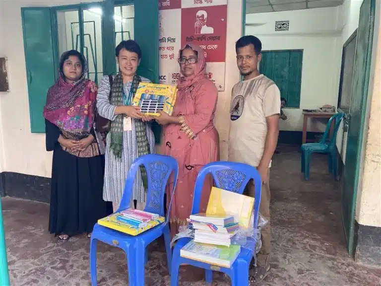 Gift Distribution in GENKI SCHOOL